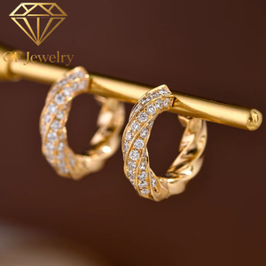 Boucles d'oreilles Huggie en or jaune 18 carats sur mesure, motif spirale Mobius torsadée, serties pavé de diamants de laboratoire 1,2 ct certifiés IGI, pour banquets de soirée - Product Image 2