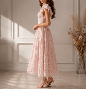 Robe midi rose en dentelle à col rond sans manches, motif floral, coupe régulière, écologique, style romantique, coupe trapèze, pour usage quotidien, été, fabriquée au Vietnam - Product Image 4