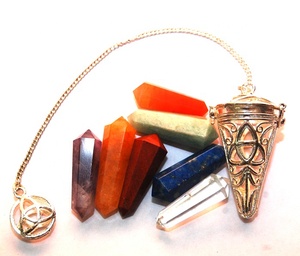 Péndulos de jaula de Chakra a precio asequible con doble punto, suministros de bruja al por mayor, péndulos de Chakra de cristal - Product Image 1