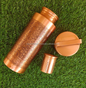 Bouteille d'eau en cuivre pur gravée sur mesure OEM avec infuseur et filtre, anti-fuite, pour thé ayurvédique et sport, fournisseur en gros - Product Image 1