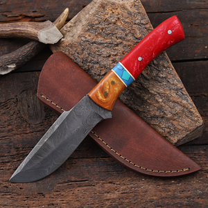 Cuchillo de caza y desollado de hoja fija de acero de Damasco forjado a mano, mango de resina, espiga completa, cuchillo personalizado OEM/ODM, funda de cuero - Product Image 1