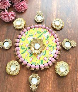 Colección AARNA, Portavelas Nórdico Hecho a Mano, Decoración Metálica Ecológica con Flores Artificiales para Festivales Indios - Product Image 3