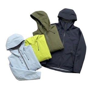 Veste coupe-vent légère à capuche pour homme, résistante à l'eau et respirante, idéale pour les voyages, la marche en extérieur et l'usage quotidien décontracté. - Product Image 1