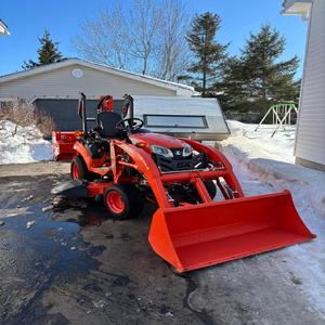 Mini tracteur Kubota BX2680 compact 4x4, machine agricole prête à booster votre productivité agricole grâce à des commandes faciles - Product Image 2