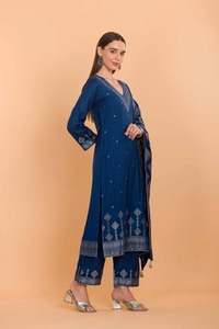 Colección de invierno Dilkash de Safaa, exclusiva y de primera calidad, trajes de diseñador bordados y cálidos para mujer, disponibles para la venta. - Product Image 4