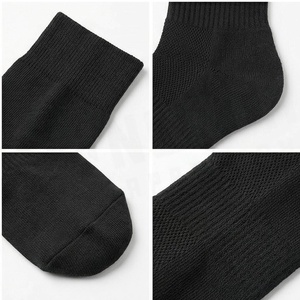 Chaussettes de sport respirantes bleues à motif géométrique pour adultes – Collection Printemps - Product Image 4