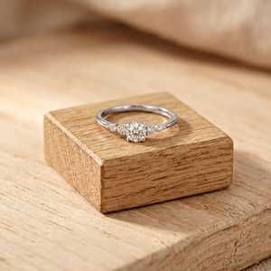 Bague minimaliste en or massif 10k 14k 18k avec 5 diamants ronds brillants de laboratoire, pureté E, couleur VVS, sertis griffes - Product Image 1