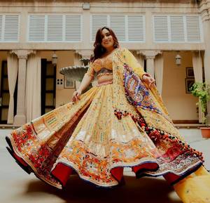 Lehenga Choli en coton épais brodé jaune, imprimé numérique, longueur ras du sol, séchage rapide, tenue de soirée pour femme pour mariage et Navratri - Product Image 1