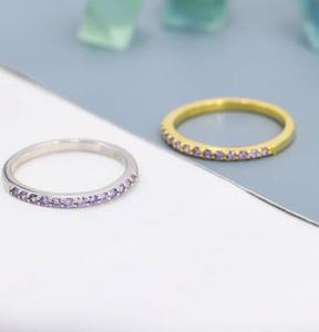 แหวนอะเมทิสต์สีม่วงไลแลคแบบครึ่งวง ประดับเพชร CZ สีเขียวม่วง บนตัวเรือนเงินสเตอร์ลิงหรือทอง ดีไซน์เรียบหรู แหวนแบบซ้อนได้ - Product Image 5