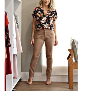 กางเกงขายาวสีกากีสำหรับผู้หญิงแบบใหม่ ทอเนื้อผ้าเรียบ ทรงดินสอเข้ารูป สวมใส่สบาย เหมาะสำหรับใส่ทำงานหรือลำลองช่วงฤดูใบไม้ร่วง เอวสูง ระบายอากาศได้ดี - Product Image 4