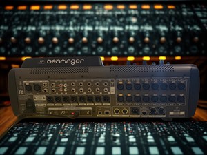 Mezclador Digital Behringer X32 Compact Rectangular de 40 Entradas con Pantalla Táctil y Faders, Nuevo, Sellado, Original, en Perfecto Estado - Product Image 2