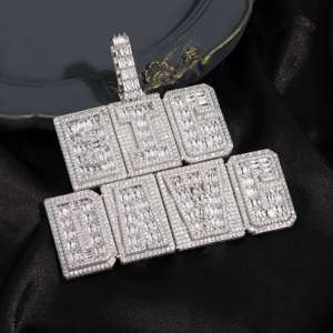 Collar con nombre personalizado Luxira Jewels Iced, compatible con cadena cubana de 20 mm, colgante de letra con engaste de bisel y moissanita baguette, en plata. - Product Image 2