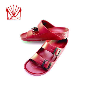 Fábrica de pantuflas EVA personalizadas que produce pantuflas tipo chanclas inspiradas en el fútbol para mercados promocionales y minoristas. - Product Image 3