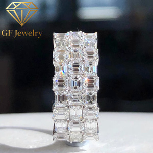 Bague large de style vintage en platine à trois rangs de diamants de laboratoire taille émeraude, idéale pour les cocktails et les mariages - Product Image 3