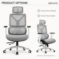 Chaise de bureau gris entièrement en maille avec cadre blanc, support lombaire divisé, appui-tête et base à roulettes polies pour mobilier de bureau