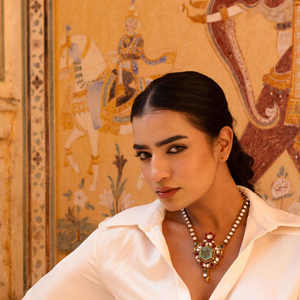 Conjunto de joyería hexagonal con diamantes Polki, rubí y esmeralda en diseño de collar y aretes de plata Gajaah 925. - Product Image 2