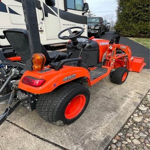 Tractor pequeño Kubota BX1880 ideal para uso agrícola o en jardines. Compre ahora con entrega rápida y precio al por mayor disponible. - Product Image 1