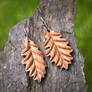 Collier pendentif feuille de chêne en bois, breloque en bois sculpté naturel, bijou artisanal sur cordon noir, décoration faite à la main - Product Image 3