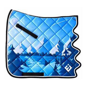 Manta acolchada para silla de montar con estampado de cielo nocturno de montaña y correa de sujeción - Product Image 1