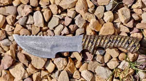 Couteau Tracker Damas Fait Main à Lame Fixe, Couteau Utilitaire de Camping en Plein Air, Manche en Micarta, Vente en Gros OEM/ODM, Chasse, Garantie 3 Ans - Product Image 2