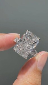 Bague de fiançailles en diamant de laboratoire taille radiant, halo caché pavé, or 14 carats, certifiée IGI - Product Image 1