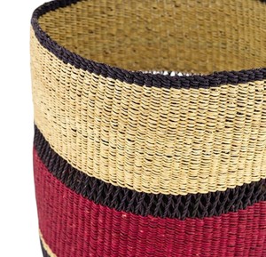 Panier en jonc de mer au design unique, fait main, aux couleurs bordeaux et noir, pour le rangement et le transport du linge sale - Product Image 5