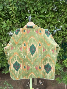 Veste en velours matelassé imprimé en coton de qualité supérieure pour femmes |   Vêtements d'extérieur floraux artisanaux faits à la main |   Boutique de mode de luxe - Product Image 4