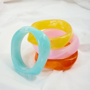 กำไลข้อมือเรซิ่นรักษ์โลกทันสมัย ลายแกะสลัก เงางาม ปรับแต่งสีและขนาดได้ - Product Image 1