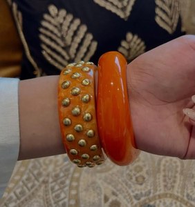 Juego de brazaletes de resina naranja de diseño creativo con tachuelas doradas, pulseras vintage para mujer, joyería de moda para chicas al mejor precio - Product Image 1
