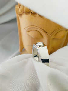 Diamante de corte brillante redondo engastado en oro blanco, un diseño moderno y elegante con bordes lisos, estilo seguro y un brillo refinado y llamativo. - Product Image 3