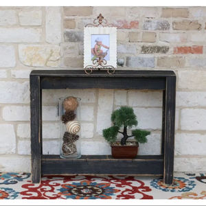 Mesa Consola Pequeña de Madera Maciza Negra con Acabado Rústico, Mueble de Entrada Estilo Granja, 2 Niveles de Almacenamiento - Product Image 1