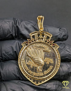 Colgante de Moneda con Cabeza de Indio Iced Out con Piedras Rojas, Amuleto Hip Hop - Product Image 3