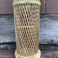 Porte-bouteille individuel en bambou tressé artisanal, durable, biodégradable, écologique, moderne et rustique, pour présentation en rangées, personnalisable pour restaurant