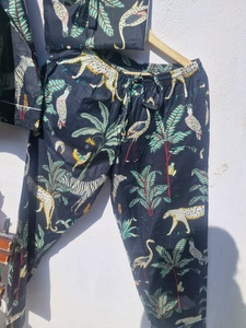 Conjunto de pijama de algodón con estampado de leopardo de la selva de medianoche para mujer, camisa de manga larga y pantalones, conjunto de descanso premium con bolsa - Product Image 2