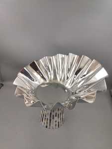 Bol de service moderne en acier inoxydable argenté, bol à dessert rond cannelé, plat de présentation en métal poli pour la maison et les fêtes - Product Image 1