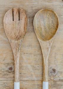 Ensemble cuillère et fourchette de service pour salade en résine et bois au design moderne, finition miroir plaqué or, manche long courbé, couleur personnalisable - Product Image 2