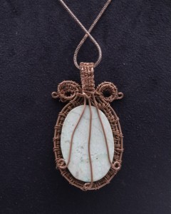 Collier en agate naturelle avec pendentif enroulé de fil de cuivre |   Collier artisanal bohème en pierres précieuses - Product Image 2