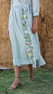 Vestido Cruzado Azul Claro con Bordado Floral a Mano para Mujer, Elegante Vestido Midi con Cuello en V en Tonos Pastel y Bordado Floral Intrincado - Product Image 2