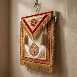 Tablier maçonnique classique personnalisé en velours blanc et rouge, avec badge brodé 3D à franges dorées et pompon, à coudre, avec épingle de sûreté - Product Image 2