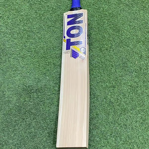 Bate de críquet TON Player Edition de madera de sauce inglés con mango corto - Product Image 1