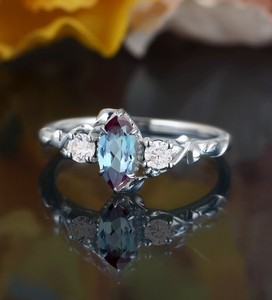 Bague de fiançailles et de mariage en or 14 carats et argent sterling 925 avec alexandrite taille marquise, pierre précieuse à changement de couleur, bijoux de mariée vintage - Product Image 1