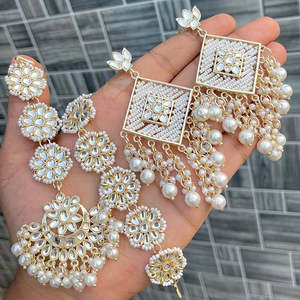Elegante conjunto de joyas de perlas y piedras Kundan chapadas en oro con pendientes tradicionales y Maangtikka para mujer, ropa festiva nupcial - Product Image 1