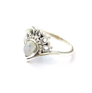 Bague unisexe moderne en argent sterling avec pierre de lune cabochon en forme de poire, motif floral riche et design couronne - Product Image 2