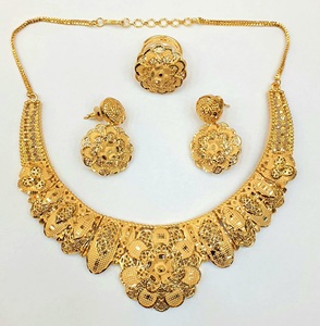 Collar vintage chapado en oro de 24 quilates (patrón de gargantilla) - Product Image 2