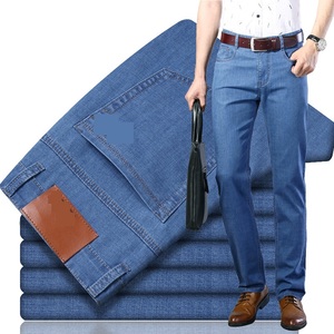Jeans décontractés bleus en denim délavé coupe droite classique respirant pour hommes, tissu personnalisé, style streetwear, vente en gros - Product Image 4