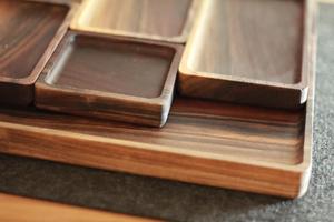 Bandeja de Servir Ovalada Grande de Nogal con Acabado Lacado - Organizador Moderno de Madera para Mesa de Centro con Almacenamiento de Especias y Diseño Multifuncional - Product Image 3