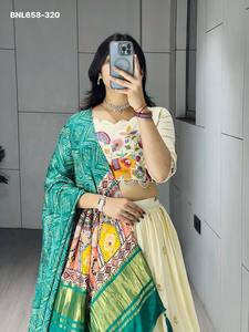 ชุดเลเฮนกา-โชลีและผ้าคลุมไหล่แบบอินเดียดั้งเดิมที่สวยงาม ประดับด้วยงานปักลูกปัดกึ่งมุก คอลเลคชั่นจากซัพพลายเออร์อินเดีย - Product Image 5