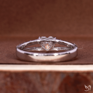 แหวนเพชรรูปหัวใจ 0.5 กะรัต ดีไซน์โรแมนติก ตัวเรือนทองคำขาว ประดับเพชรแบบสปลิตพาเว่ พร้อมใบรับรอง IGI เพชรหลักที่เพาะเลี้ยงในห้องปฏิบัติการ - Product Image 3