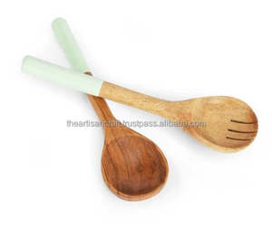 Cuchara de madera hecha a mano para cocinar, hornear y usar en la cocina, hecha de madera natural sostenible - Product Image 4
