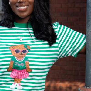 Camiseta gráfica a rayas verdes y blancas AKA para mujer, camiseta con estampado de oso, algodón de primera calidad, informal, elegante, para uso diario - Product Image 5